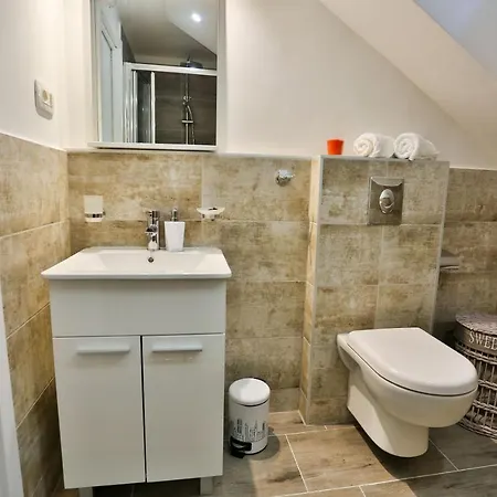 Lägenhet Impeccable 3-bed In *