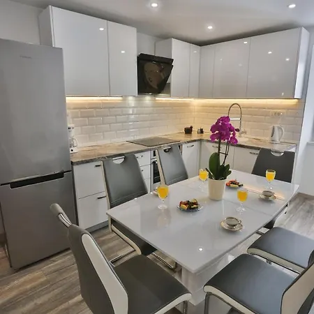 Impeccable 3-bed In Split